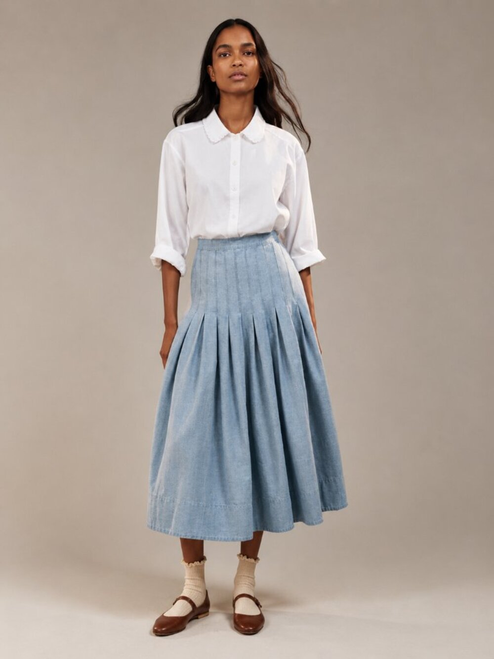 THE GREAT. The Rhythm Denim Pleated Midi Skirt in Boiler Wash